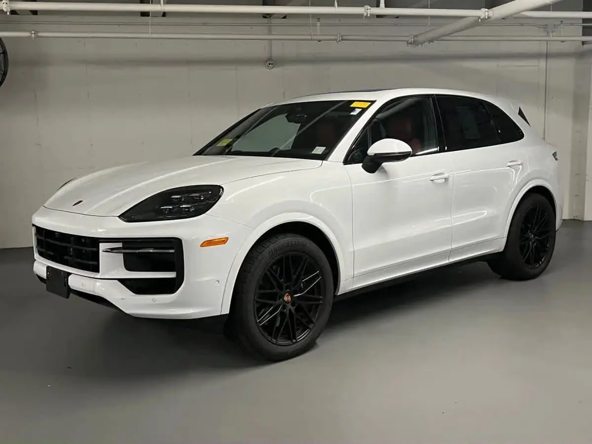 2025 Porsche Cayenne Base photo 4