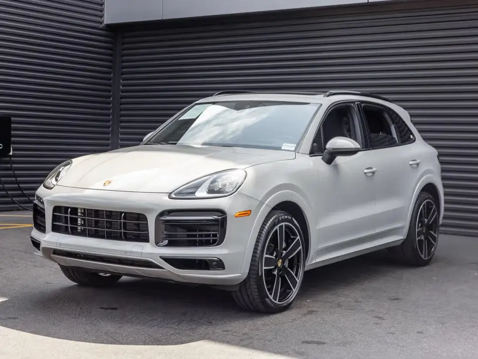2023 Porsche Cayenne Platinum Edition S photo 3