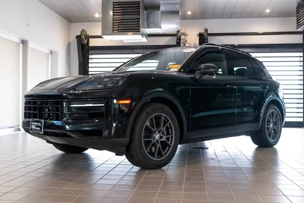 2025 Porsche Cayenne Base photo 4