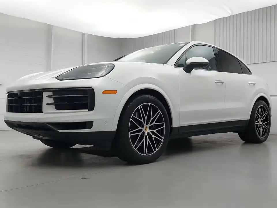 2024 Porsche Cayenne Base photo 3