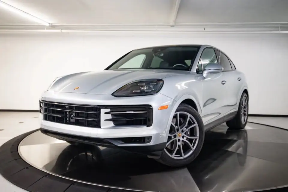 2024 Porsche Cayenne Base photo 3