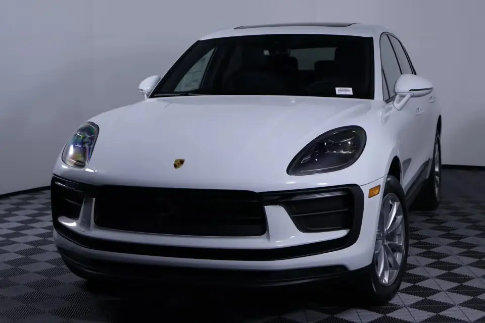 2026 Porsche Macan Base photo 3