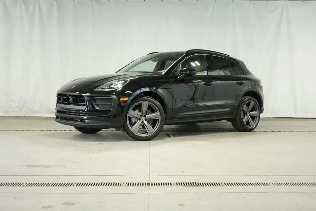 2026 Porsche Macan Base photo 4
