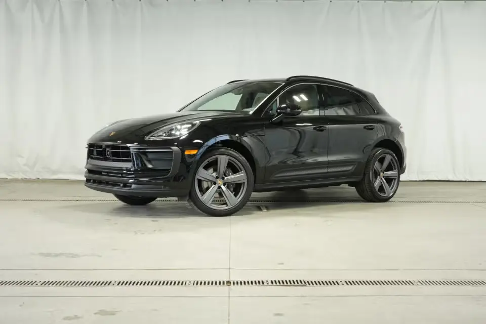 2026 Porsche Macan Base photo 3