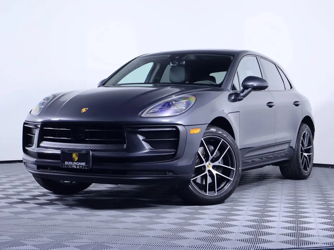 2026 Porsche Macan Base photo 4