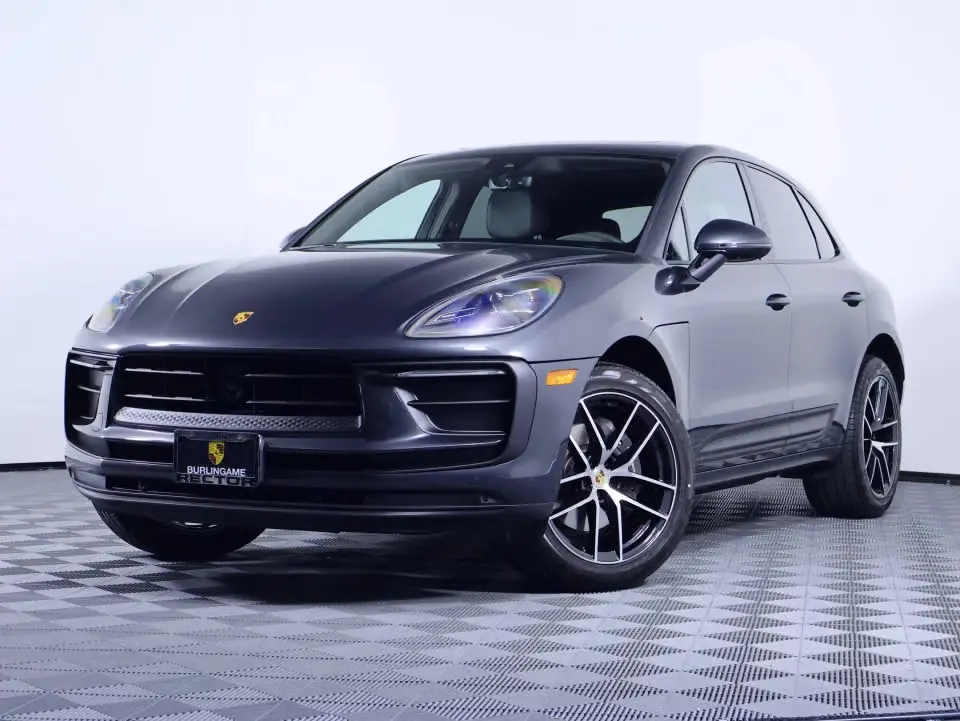 2026 Porsche Macan Base photo 3