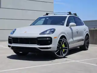 2023 Porsche Cayenne Turbo S E-Hybrid's photo