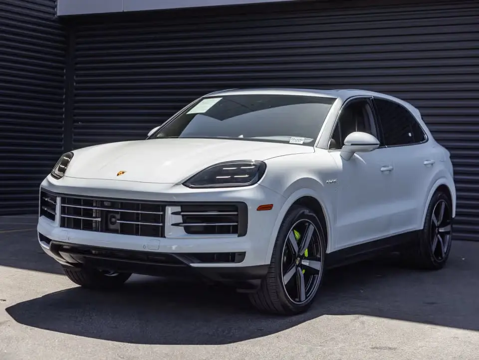 2024 Porsche Cayenne E-Hybrid photo 3