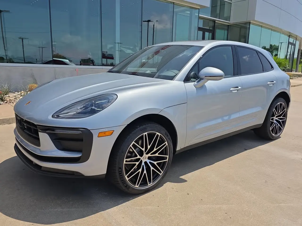2026 Porsche Macan T photo 4