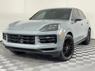 2024 Porsche Cayenne S's photo