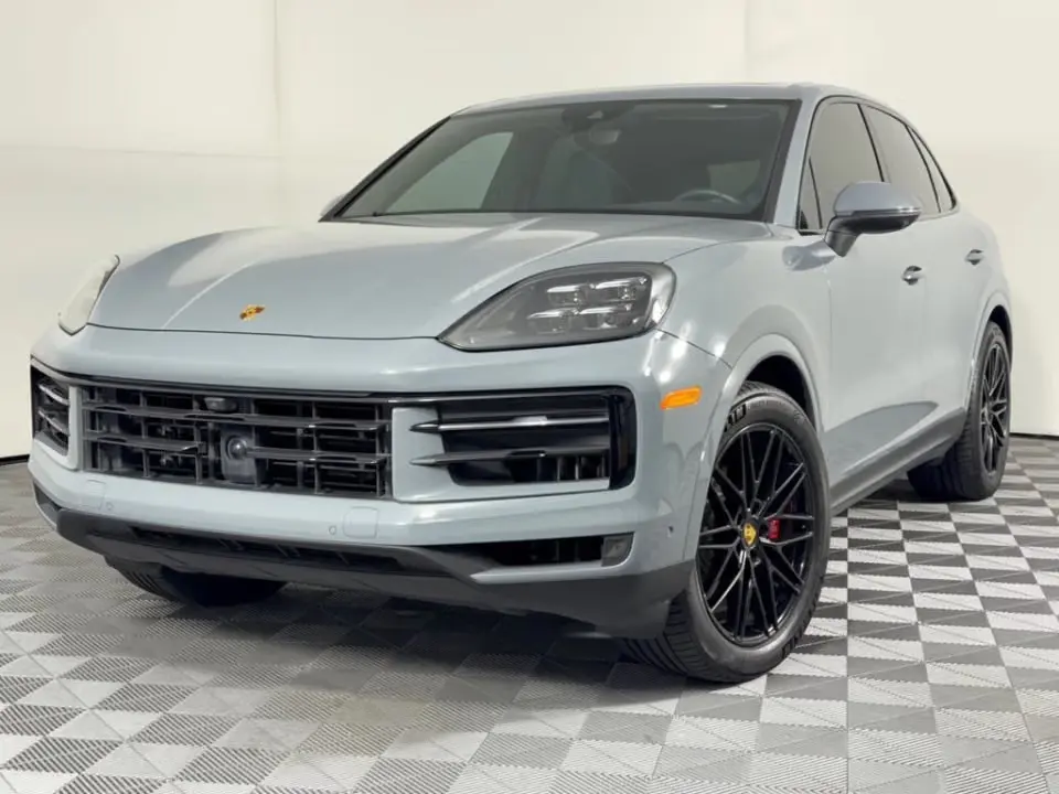 2024 Porsche Cayenne S photo 3