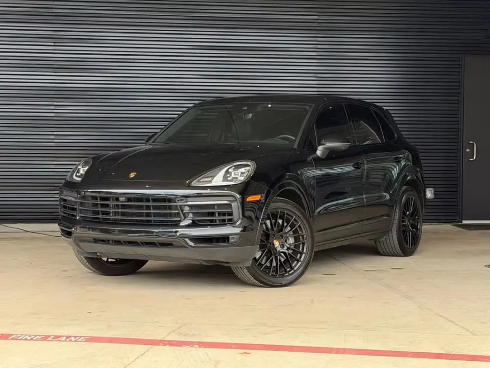 2023 Porsche Cayenne Platinum Edition photo 3