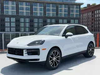 2026 Porsche Cayenne Base photo 5