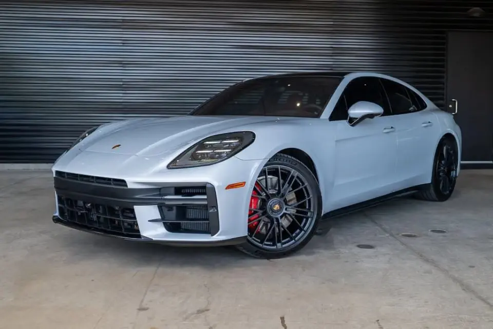 2025 Porsche Panamera GTS photo 3
