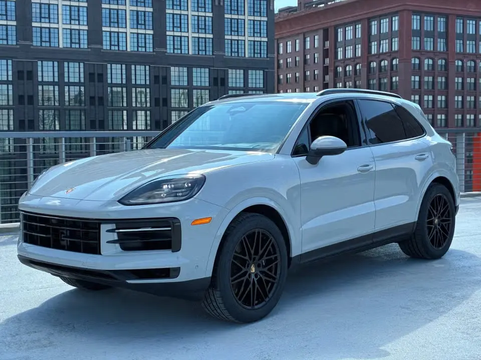 2026 Porsche Cayenne Base photo 3