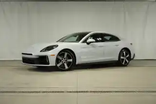 2025 Porsche Panamera 4's photo