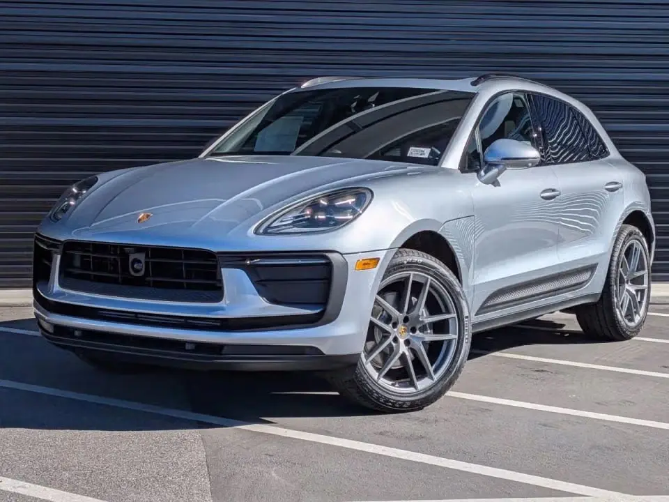 2026 Porsche Macan T photo 3