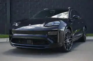 2025 Porsche Macan Macan Turbo Electric's photo