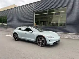 2025 Porsche Taycan 4S Cross Turismo's photo