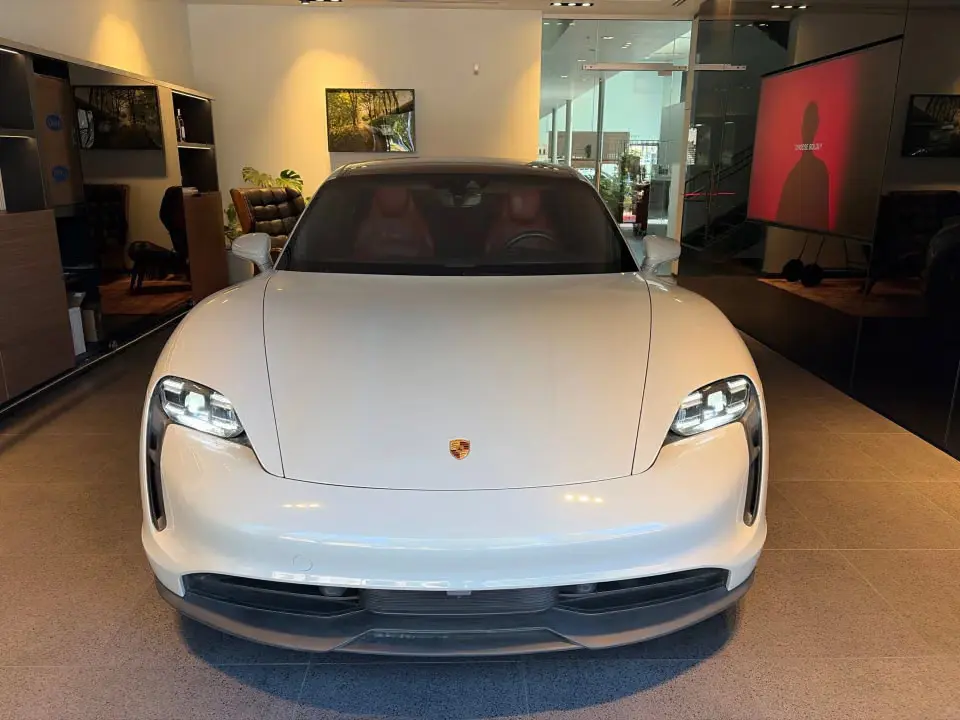 2023 Porsche Taycan Base photo 3