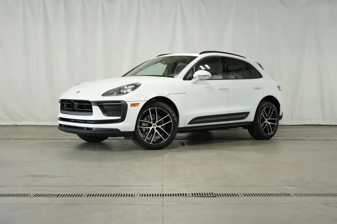2025 Porsche Macan Base photo 4