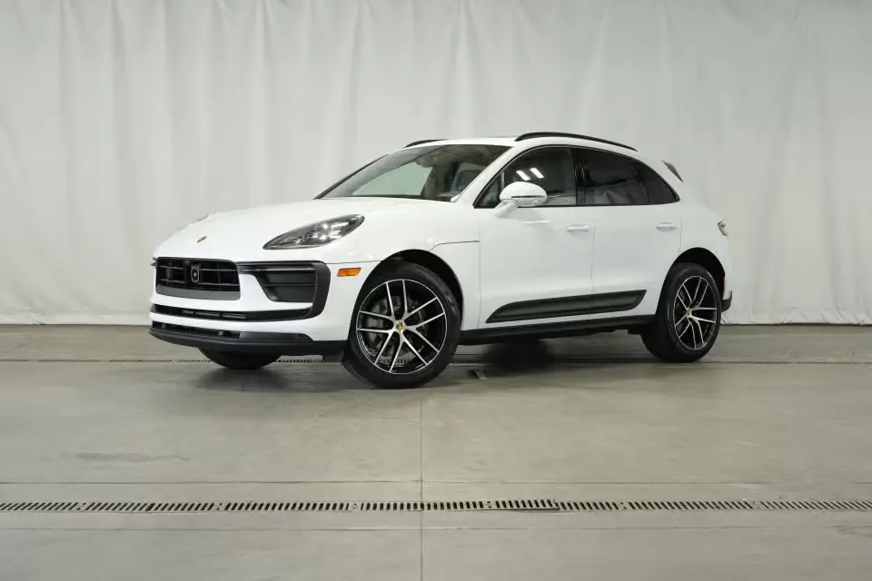 2025 Porsche Macan Base photo 3