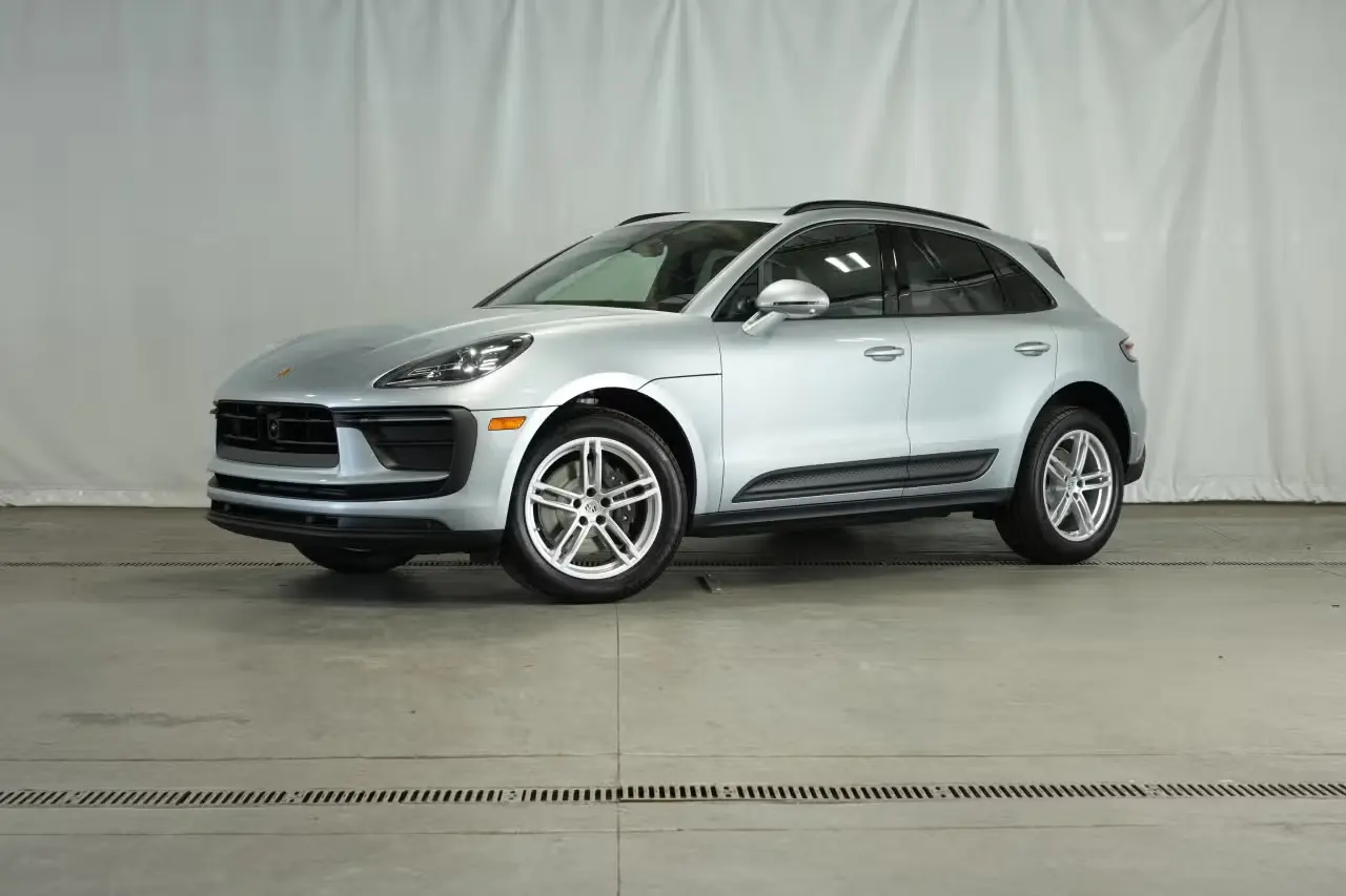 2025 Porsche Macan Base photo 4