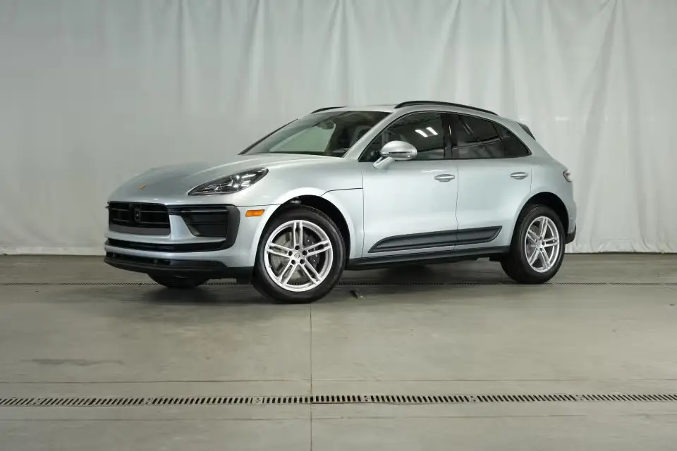 2025 Porsche Macan Base photo 3
