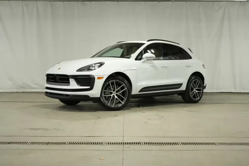 2026 Porsche Macan Base photo 3