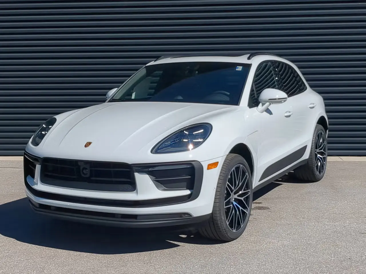 2026 Porsche Macan Base photo 4