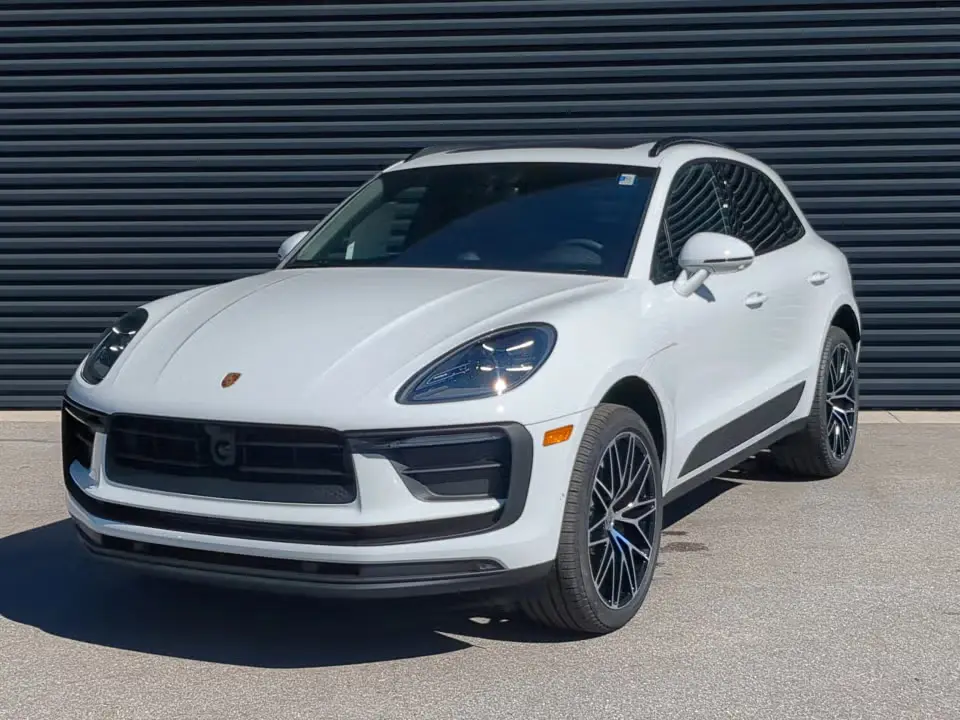 2026 Porsche Macan Base photo 3