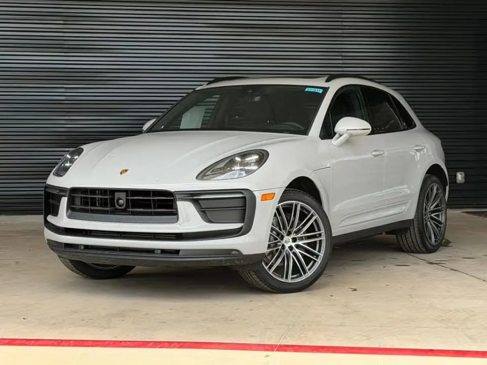 2026 Porsche Macan Base photo 3