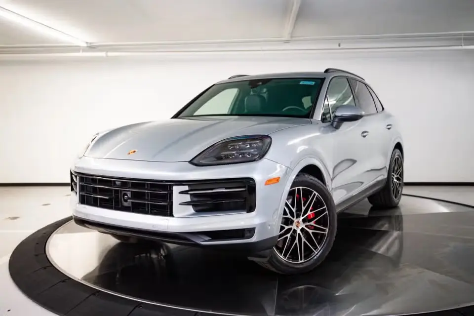 2026 Porsche Cayenne S photo 3