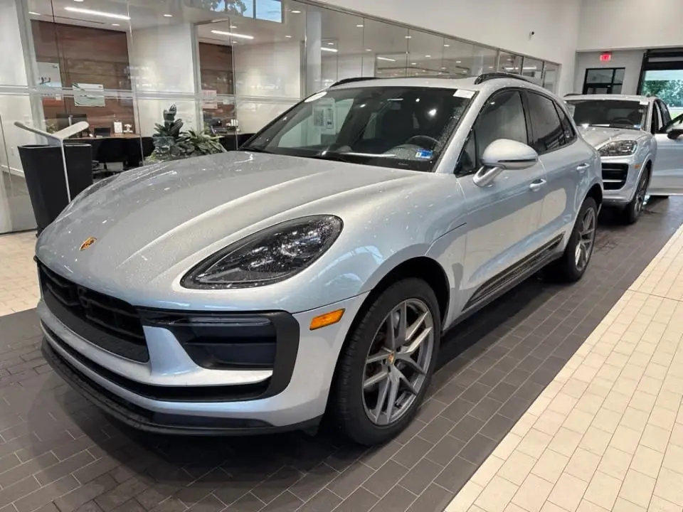 2025 Porsche Macan Base photo 3
