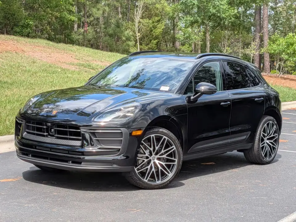 2026 Porsche Macan T photo 3