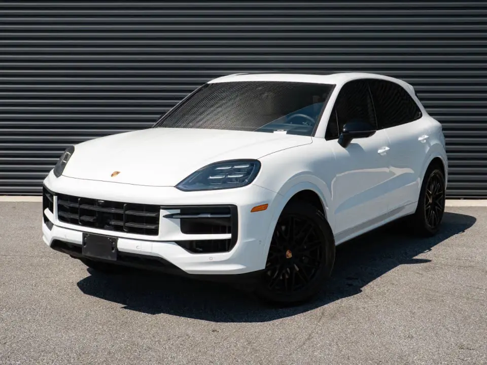2025 Porsche Cayenne Base photo 3