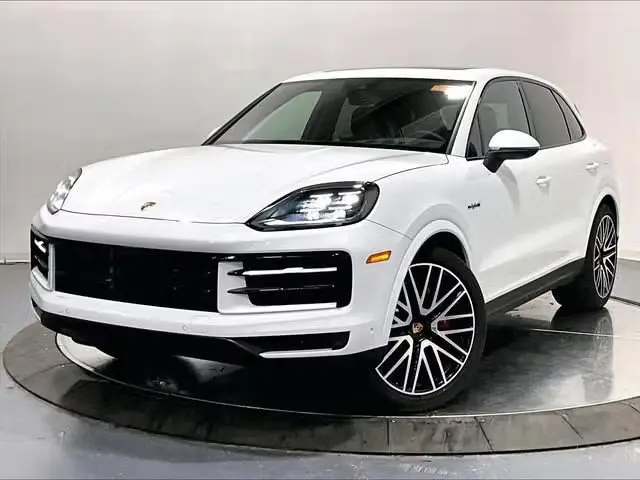2025 Porsche Cayenne S E-Hybrid photo 3