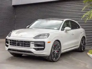2025 Porsche Cayenne S E-Hybrid's photo