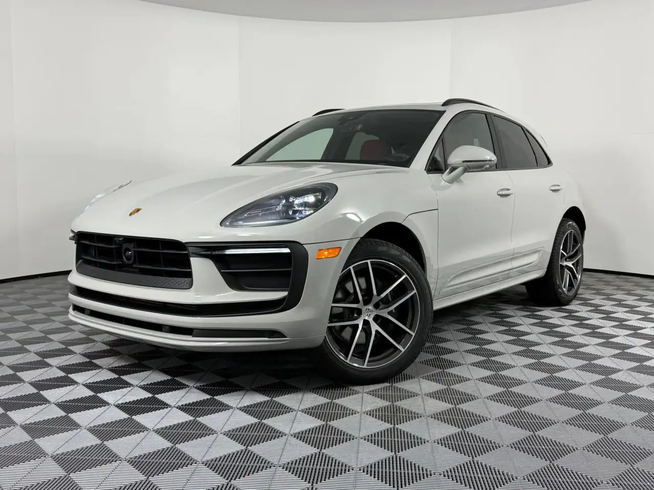 2026 Porsche Macan Base photo 4
