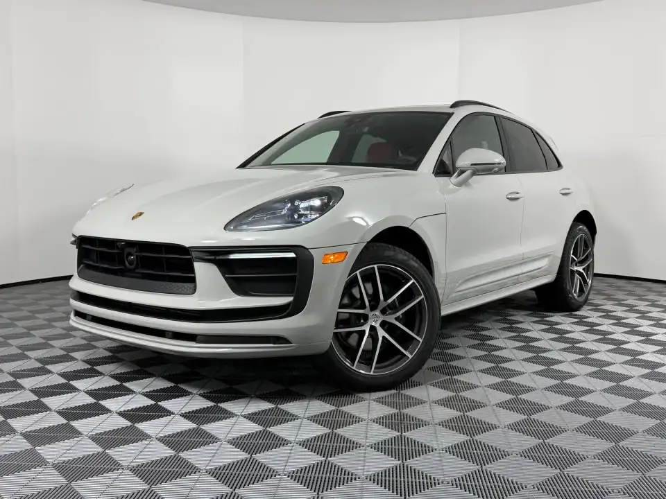 2026 Porsche Macan Base photo 3