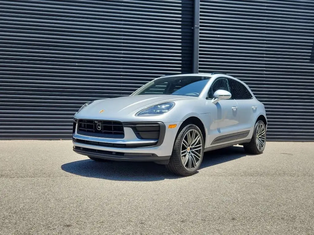 2026 Porsche Macan Base photo 4