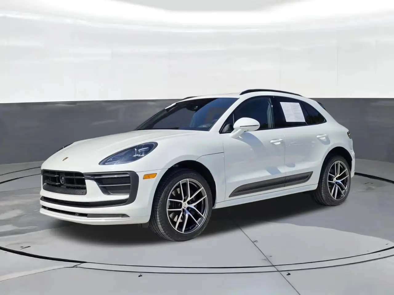 2025 Porsche Macan T photo 4