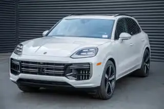 2026 Porsche Cayenne Turbo E-Hybrid's photo