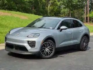 2025 Porsche Macan Macan Electric's photo