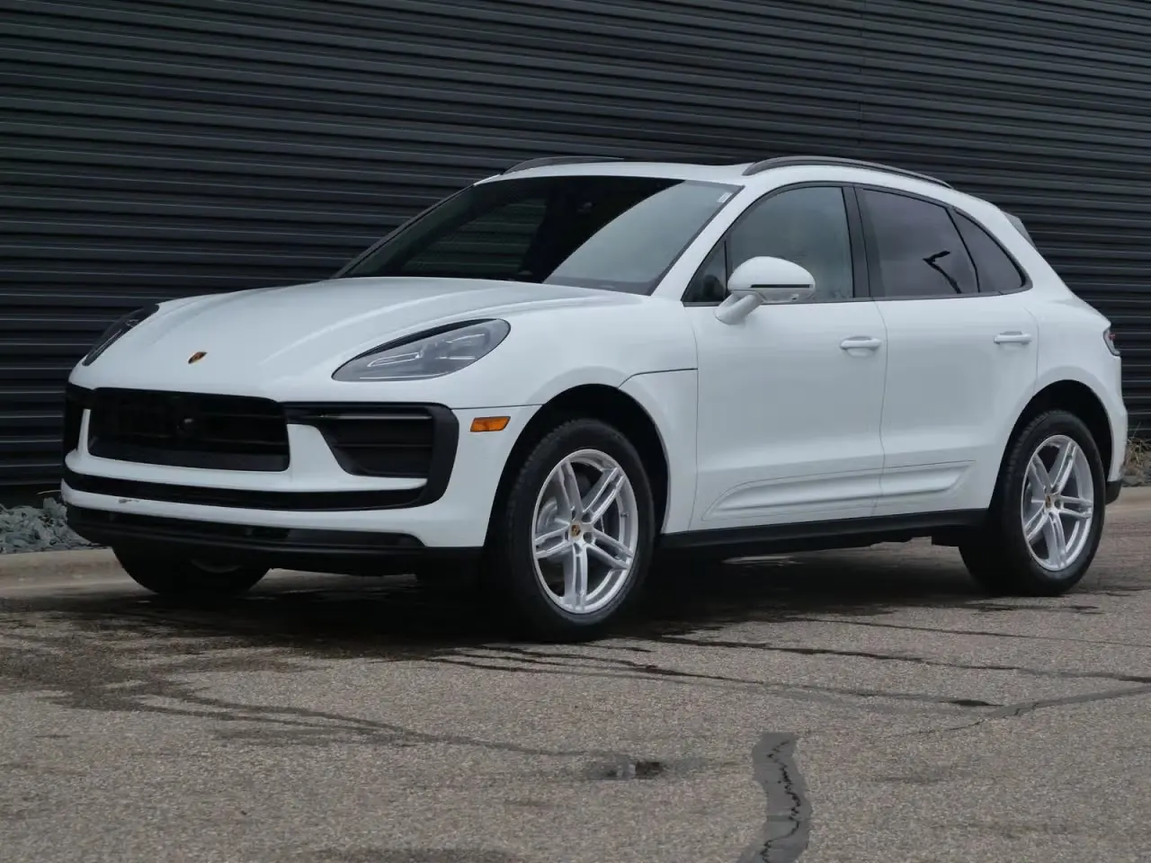 2026 Porsche Macan undefined photo 4