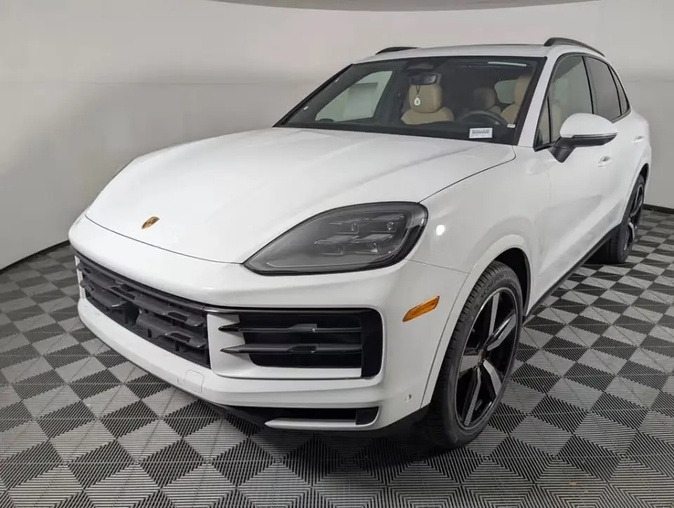 2026 Porsche Cayenne Base photo 3