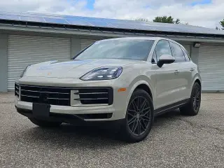 2024 Porsche Cayenne Base photo 5