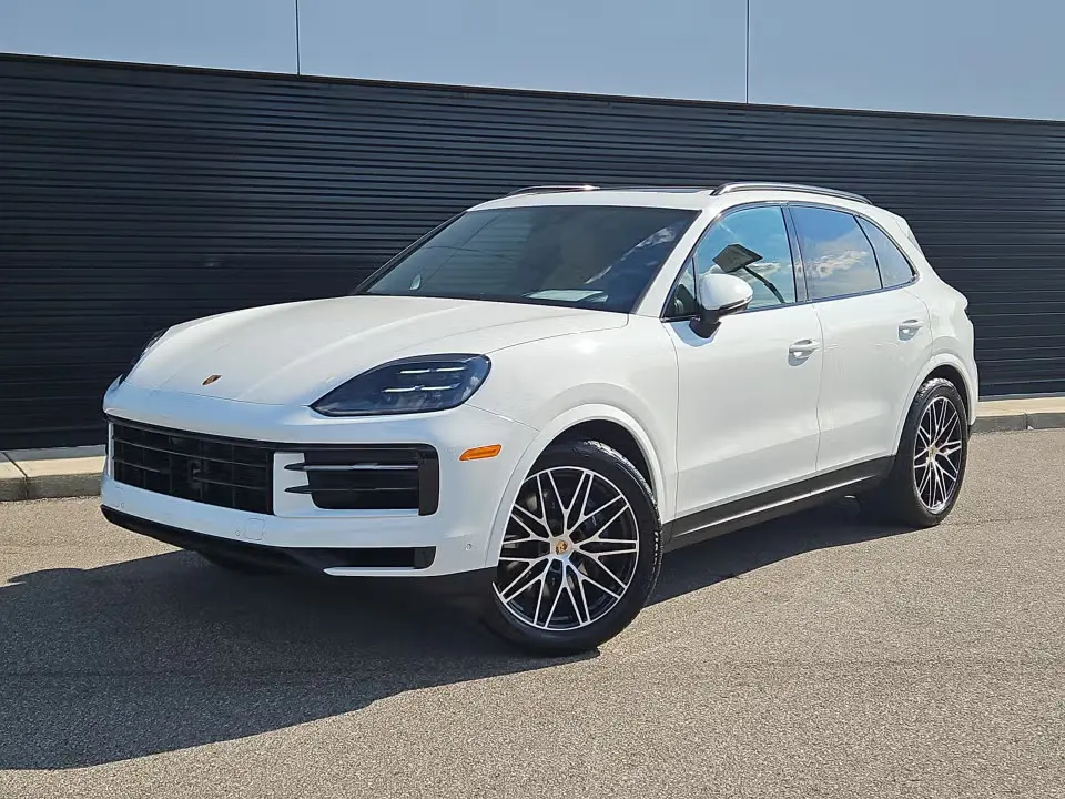 2025 Porsche Cayenne Base photo 3