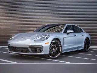 2023 Porsche Panamera 4's photo