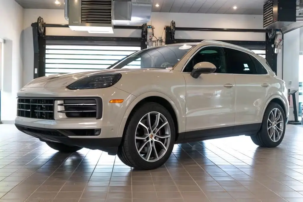 2025 Porsche Cayenne Base photo 4